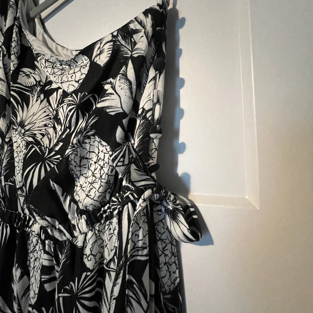Ellie Tahari size 10 one should floor length dress with waist emphasis band.